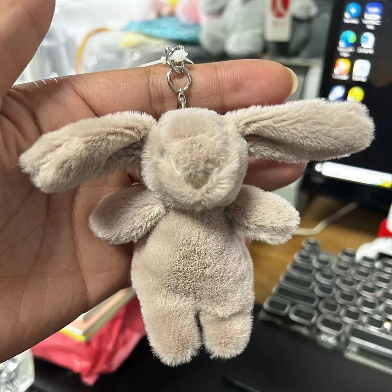 Llavero de conejo de peluche d - Carabiner Keychain reseña y precio